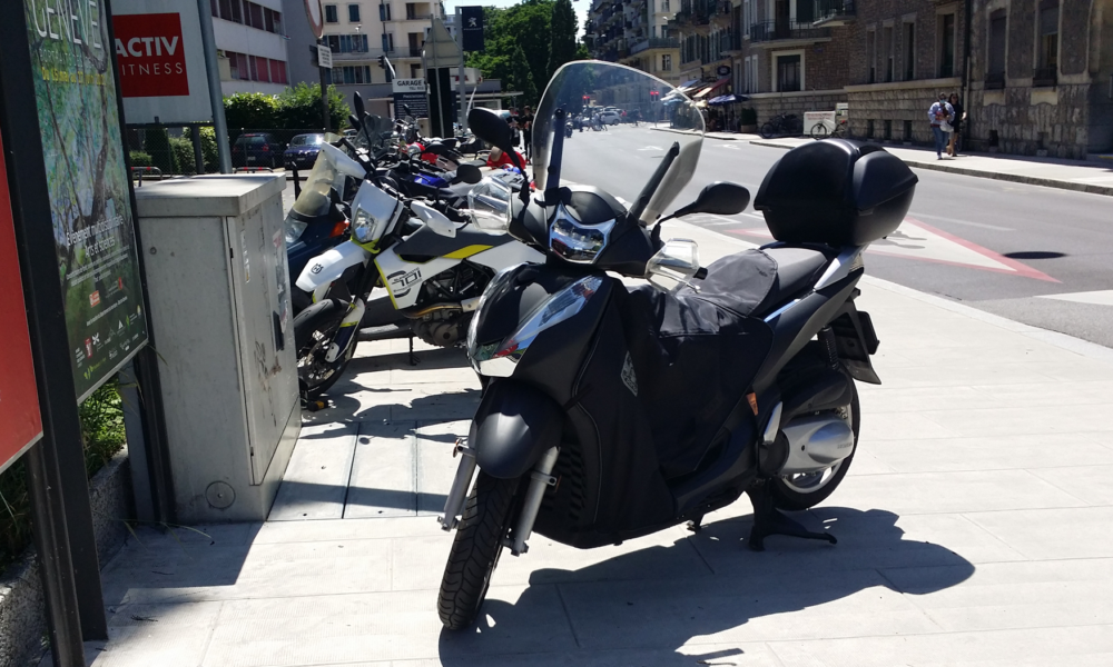 Genève stationnement scooter
